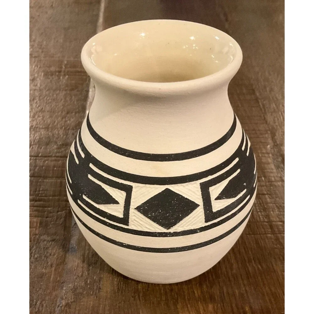 Vintage Wheel Thrown Vase by Gerald Black Tail Deer Sioux Pottery 3.8